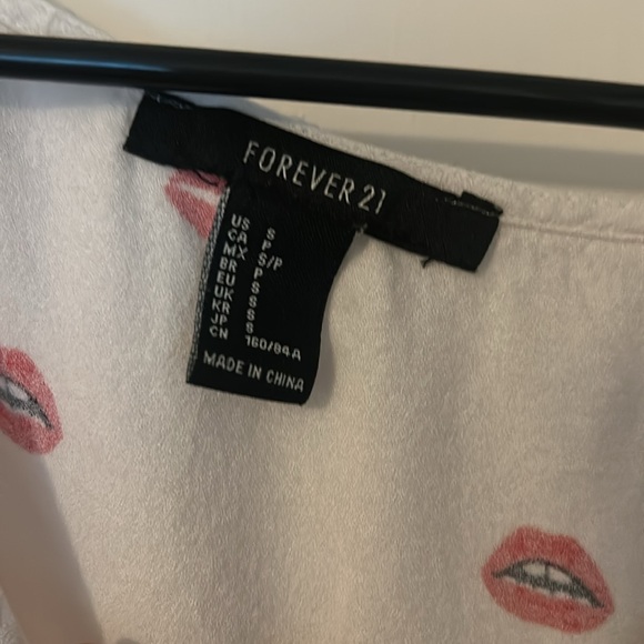 white crop top with red lips - Picture 3 of 3